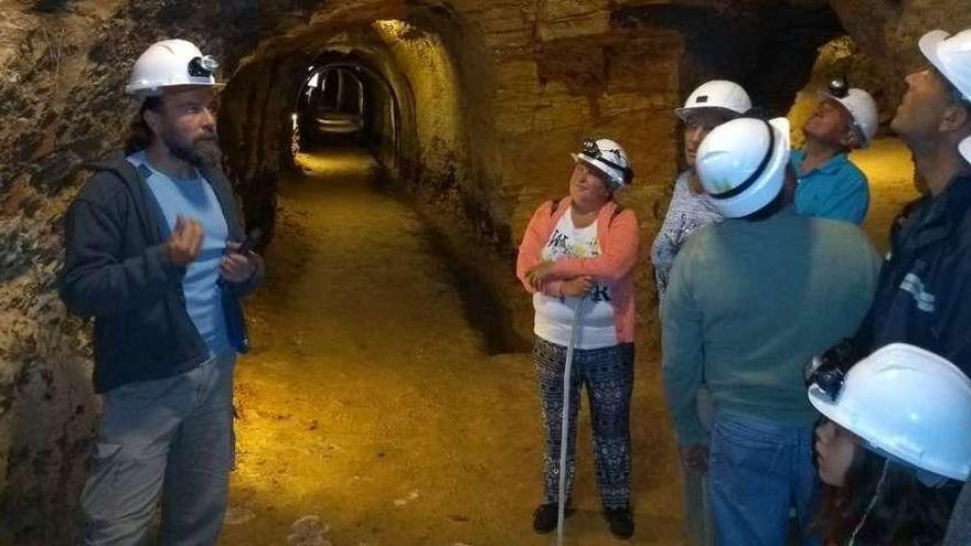 El guía Antonio Iglesias explica las características y la explotación minera de Villadepera a lo vecinos de Torregamones en la visita de ayer.