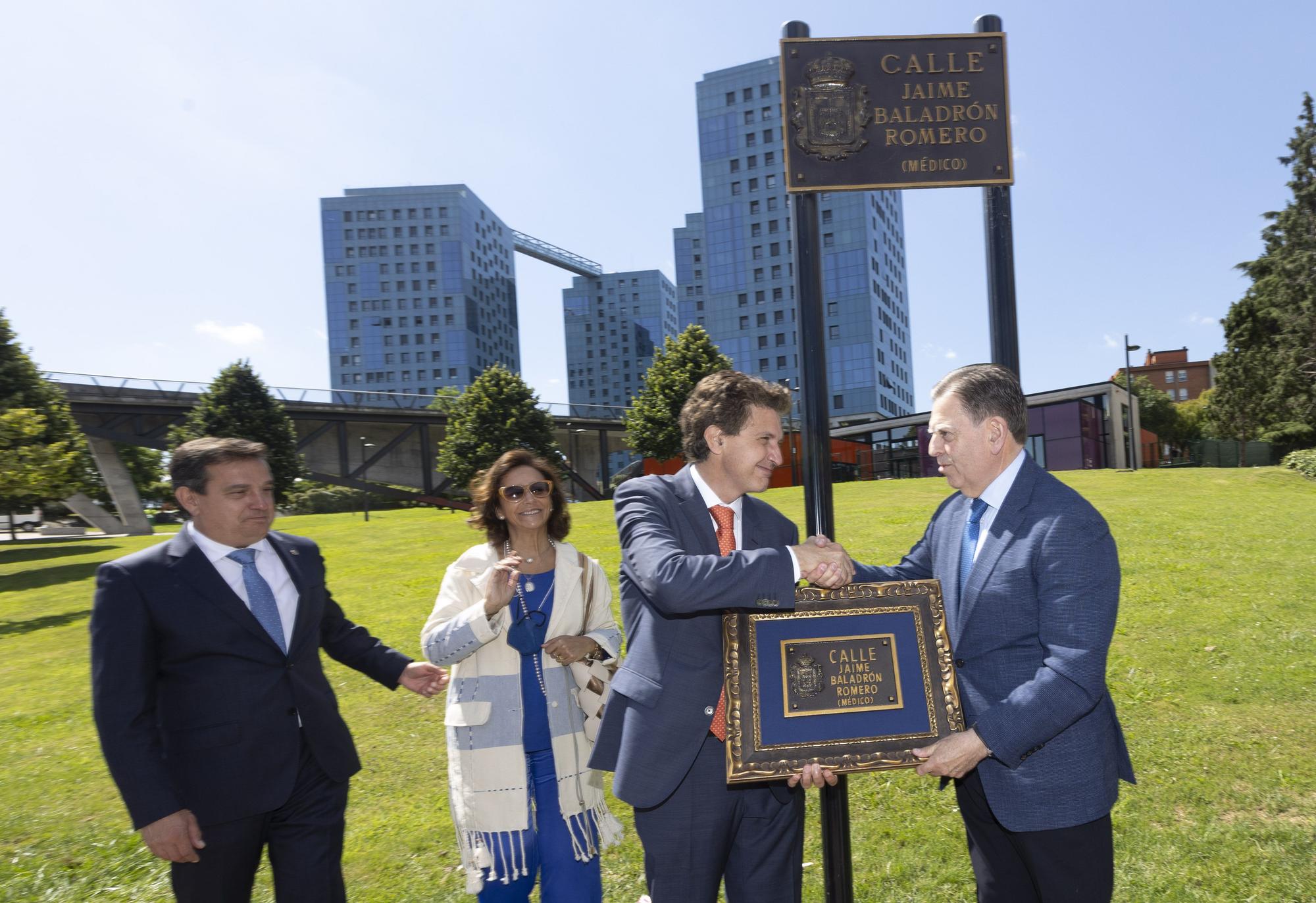 EN IMÁGENES: Jaime Baladrón, fundador y director del Curso MIR Asturias, estrena calle en Oviedo