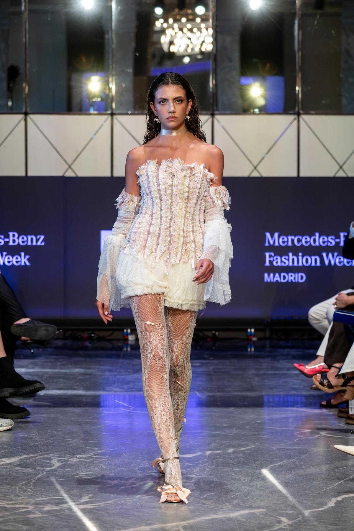 Una modelo desfila con uno de los diseños de Clara del Cerro por la Pasarela de Cibeles.