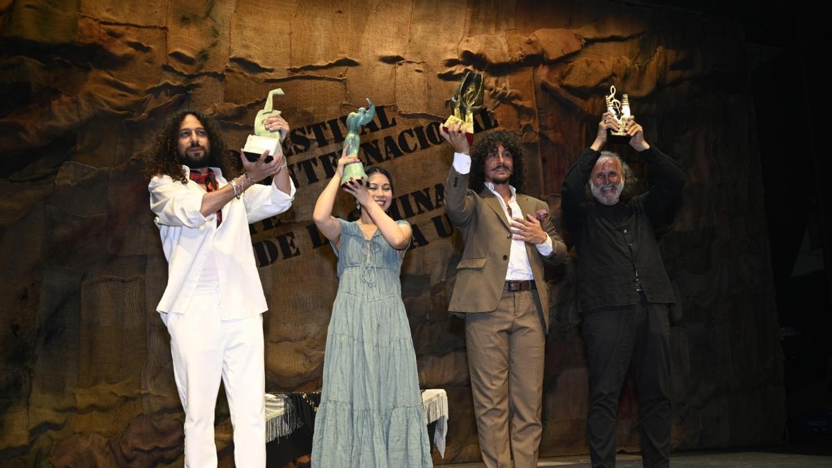 Los premiados del festival alzan sus galardones.