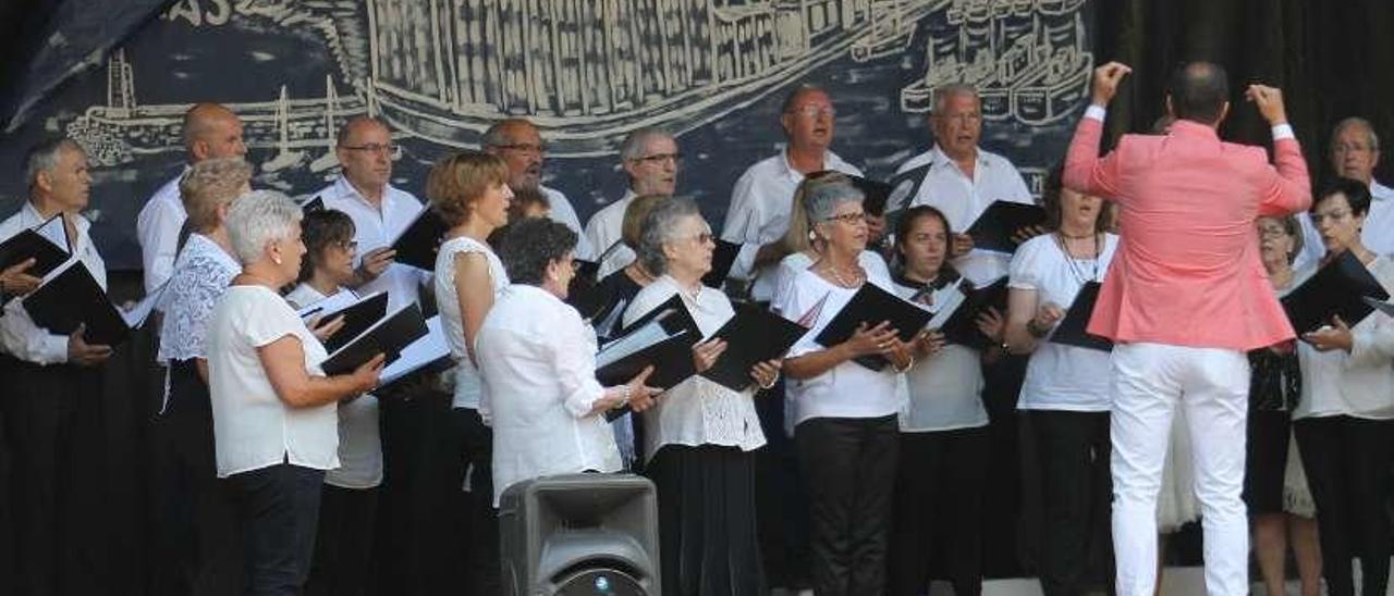 El coro &quot;Villa Blanca&quot;, durante una actuación veraniega.