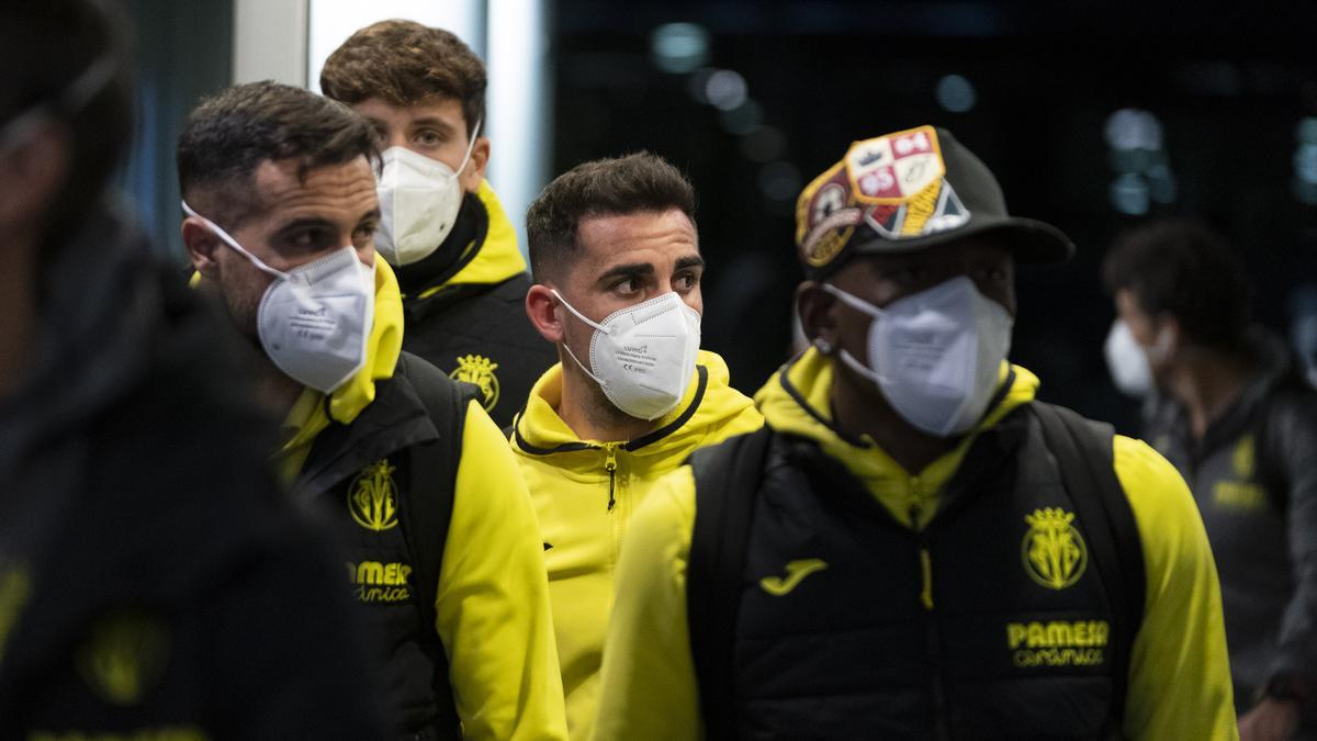 Algunos jugadores del Villarreal, como Alcácer, Pau, Mario y Estupiñán, en la terminal del Aeropuerto de Bérgamo.