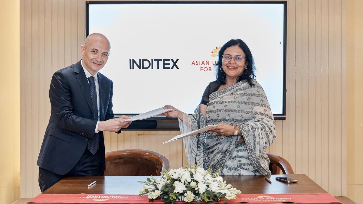 Óscar García Maceiras y Rubana Huq, vicerrectora de la Asian University for Women