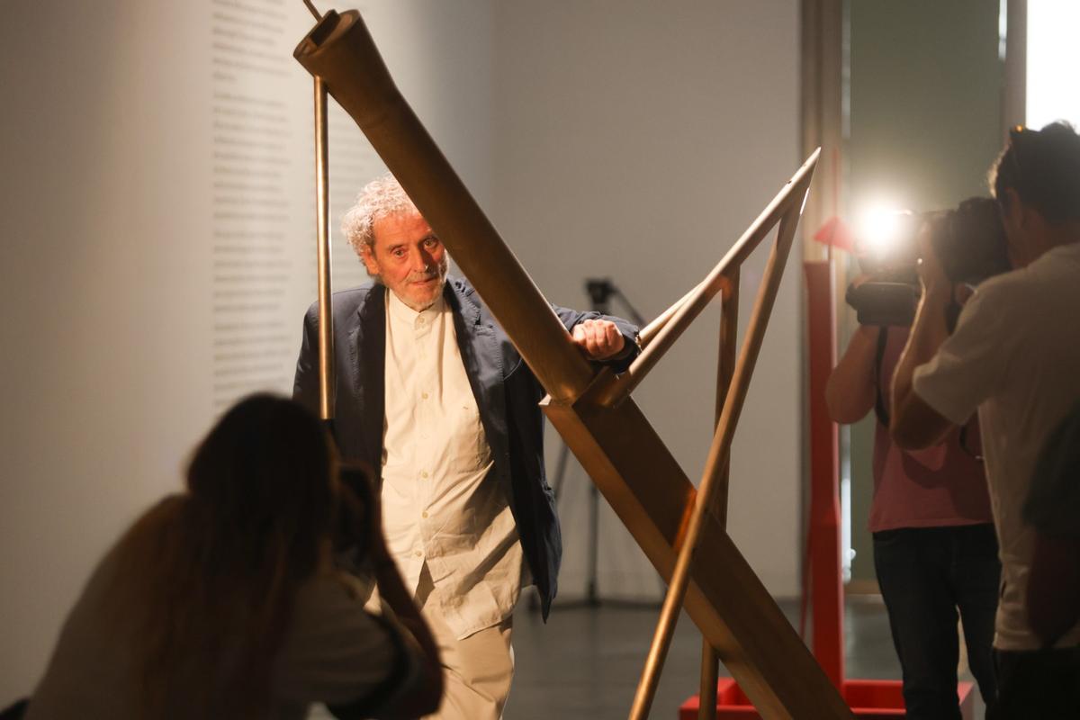 Miquel Navarro posa con la fuente "Libélula".
