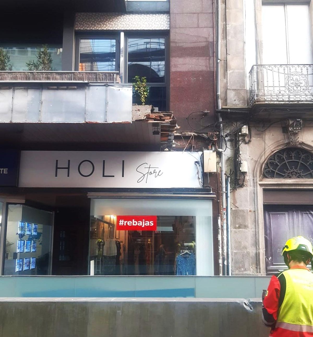 Así quedo la cornisa tras la retirada de los cascotes que se desprendieron, tras la colisión de las vigas.