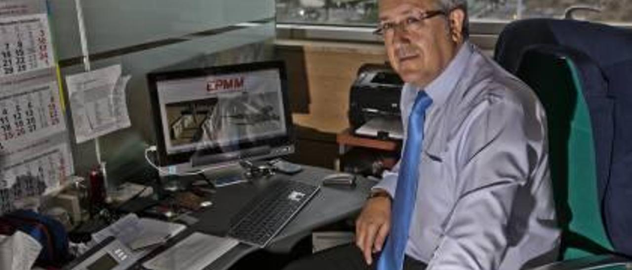 Manuel Fernández, en su despacho de las oficinas en Elche.
