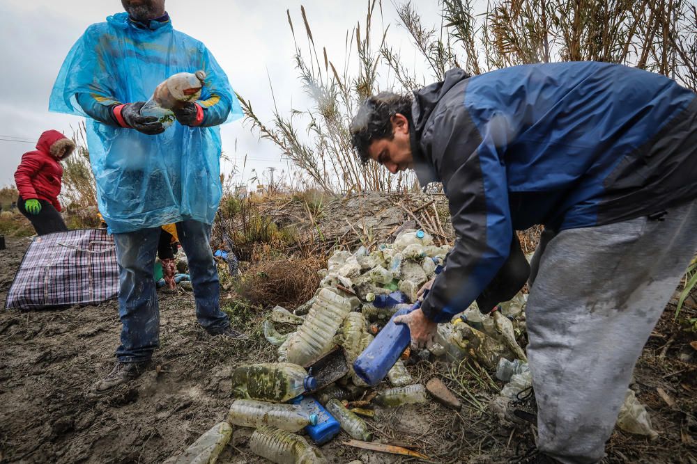 Retiran diez toneladas de residuos en el azarbe de Pineda