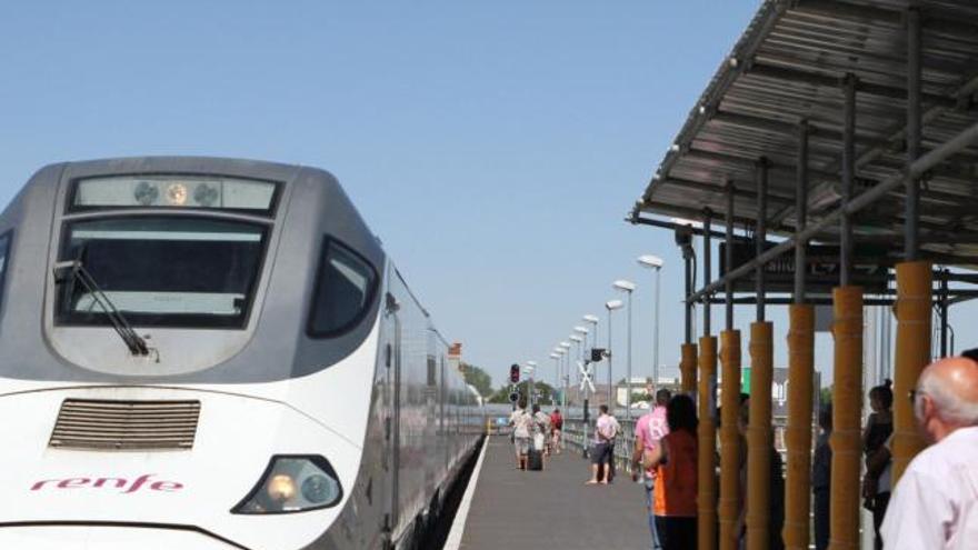 Pasajeros en el andén esperan la llegada del tren Alvia.