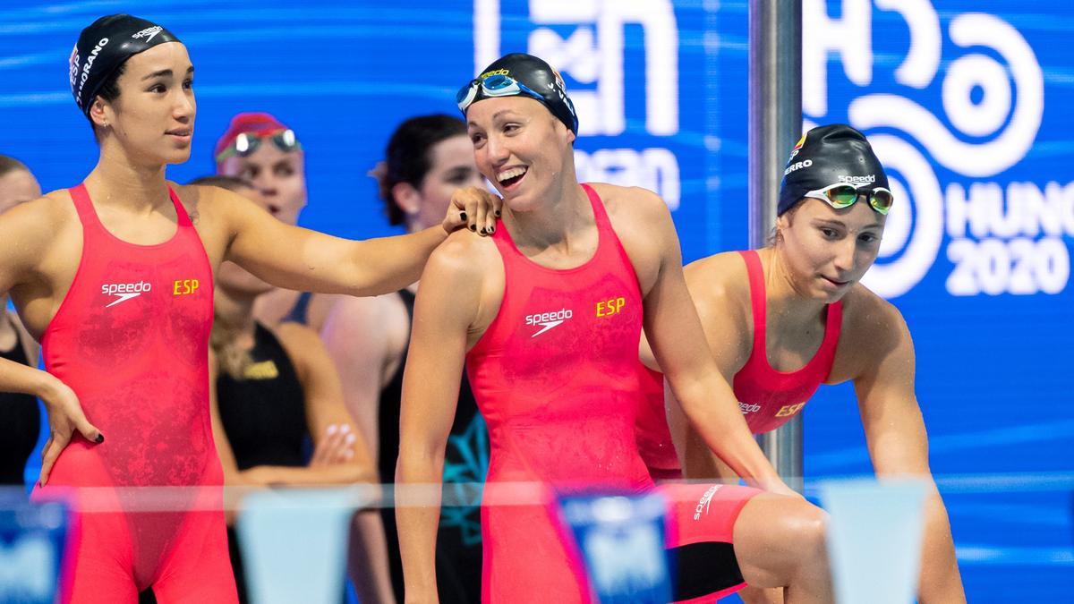 Aina Hierro, a la derecha, realizó la tercera posta del relevo femenino del 4x100.