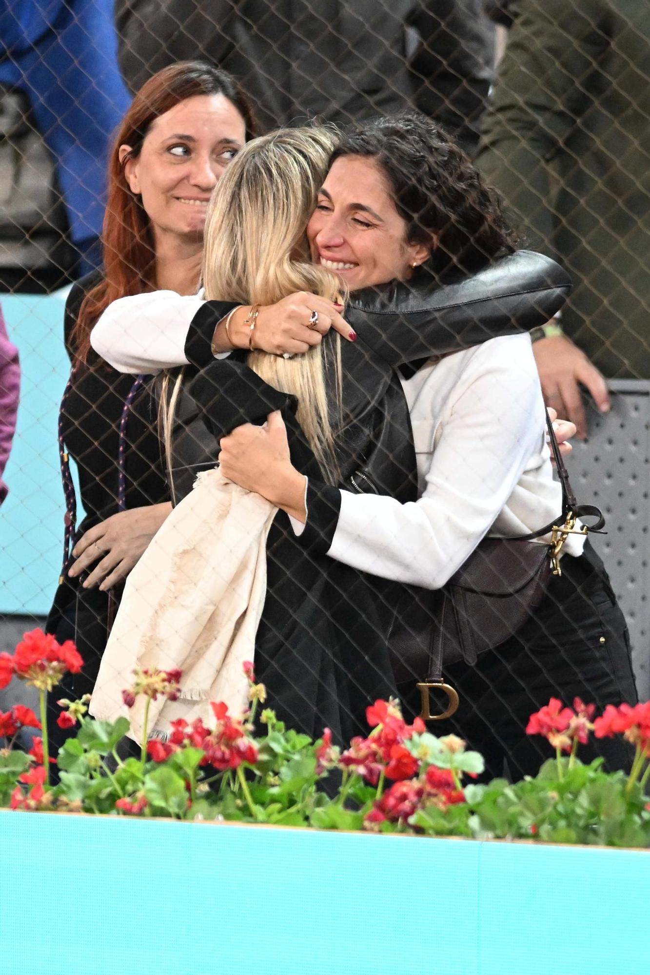 Las lágrimas de la mujer, la hermana y la madre de Nadal en su adiós a Madrid