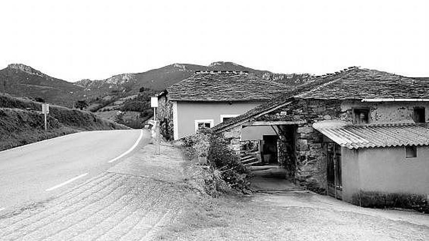 Casa de El Vidural donde la ampliación de una ganadería se tuvo que tramitar en Navia y Valdés.