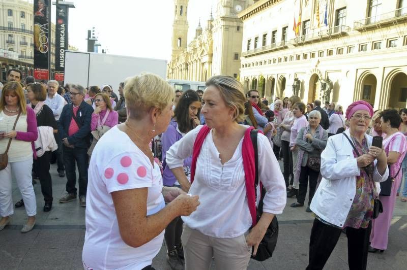 Fotogalería: La plaza del Pilar se tiñe de rosa contra el cáncer de mama