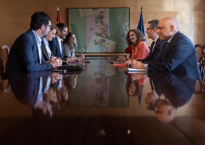 Los equipos negociadores de PSOE y Sumar durante la reunión este jueves en el Congreso de la comisión de seguimiento del acuerdo de coalición. 