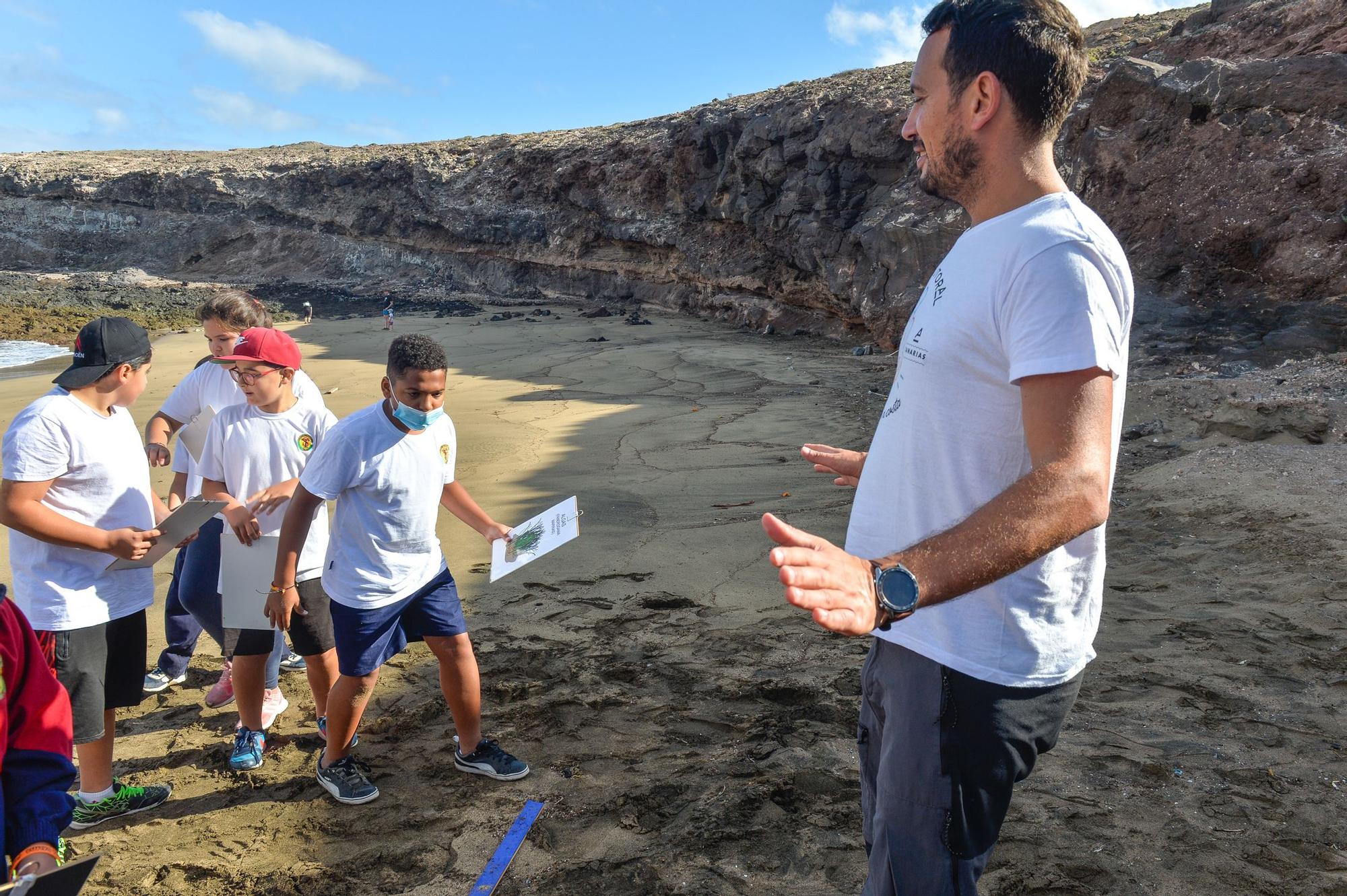 Los alumnos del Saulo Torón limpian la playa de Aguadulce