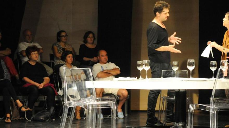 Un momento de la representación de &quot;Raclette&quot;, con el público en el escenario