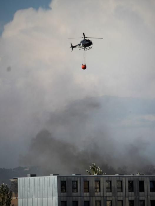 Un helicopter dels Bombers treballa en l'incendi del carrer Concòrdia.