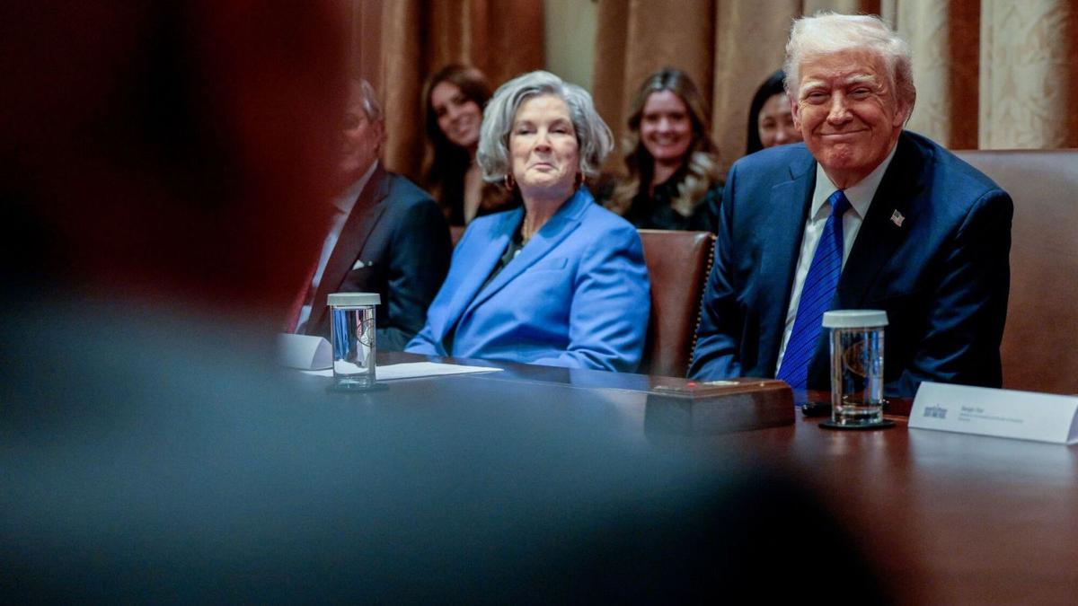 La cap de gabinet del president, Susie Wiles, i Donald Trump, ahir | SHAWN THEW / BLOOMBERG