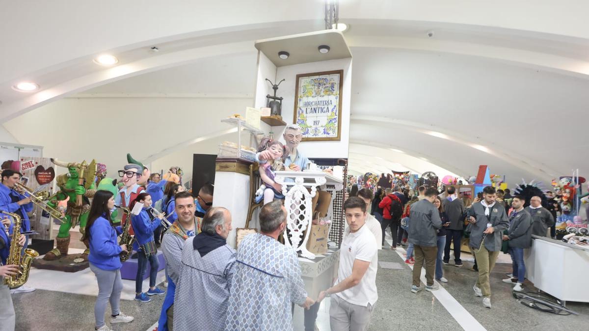 L' Antiga festeja su tercer triunfo consecutivo del Ninot Indultat