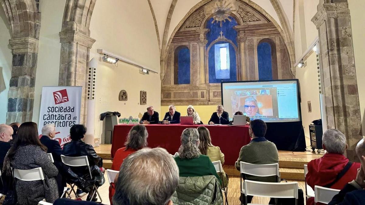 Conferencia de Escritoras y Escritores, celebrada en el Centro de Estudios Lebaniegos de Potes.