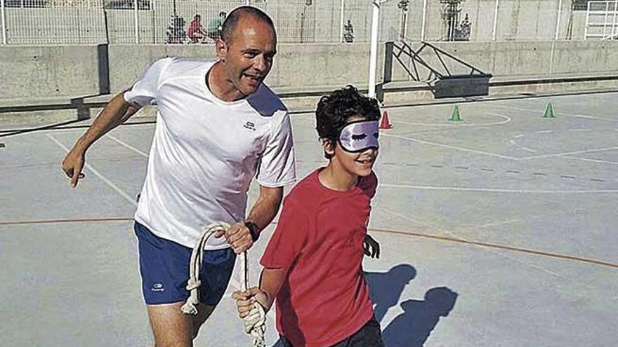 Mateu Cañellas dirigiendo a un menor en un entrenamiento de coordinación e integración.