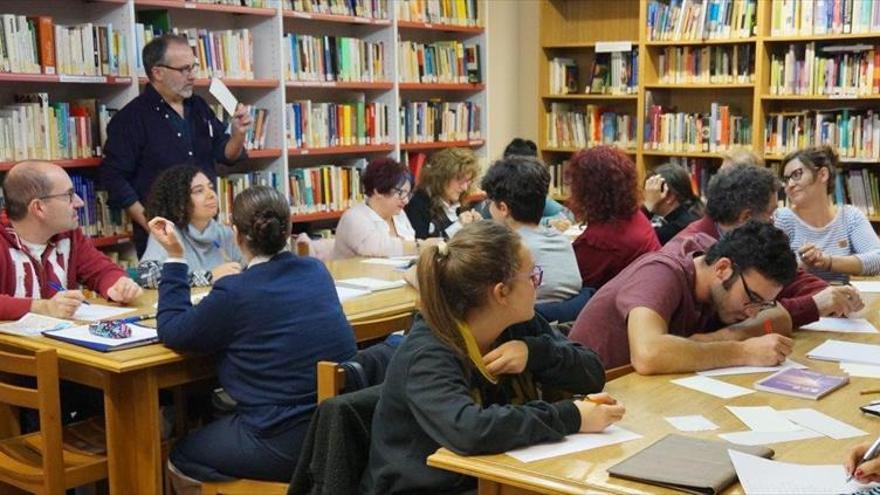 Grassa Toro realiza un taller de escritura en la biblioteca