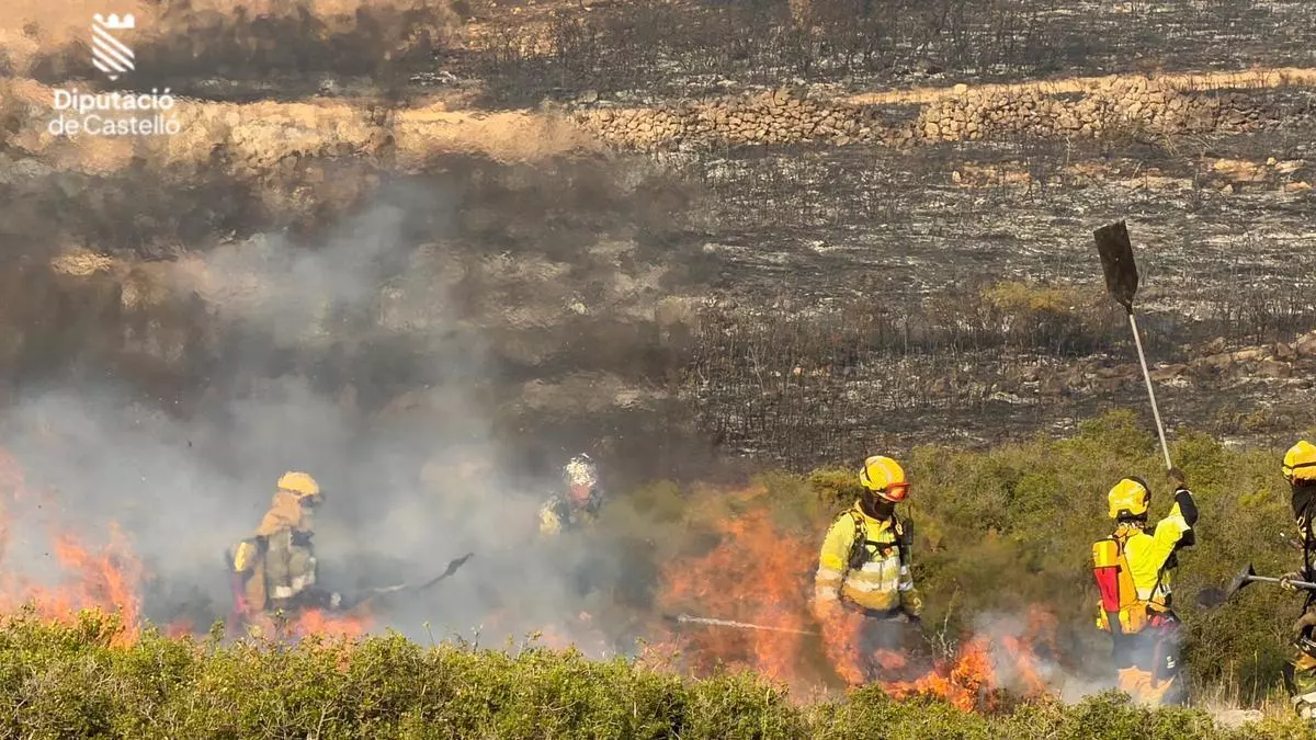 Los bomberos estabilizan un incendio forestal causado por cuatro rayos en Catí