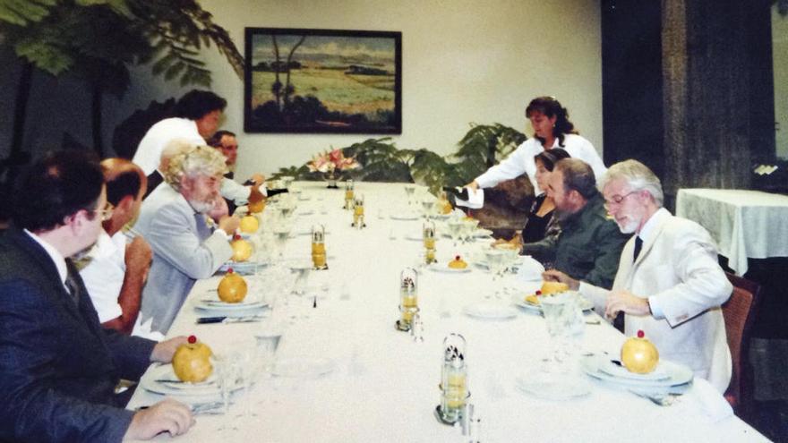 Un momento de la cena de Fidel en La Habana con los exparlamentarios Beiras y Ferreiro, en 2001. // FdV