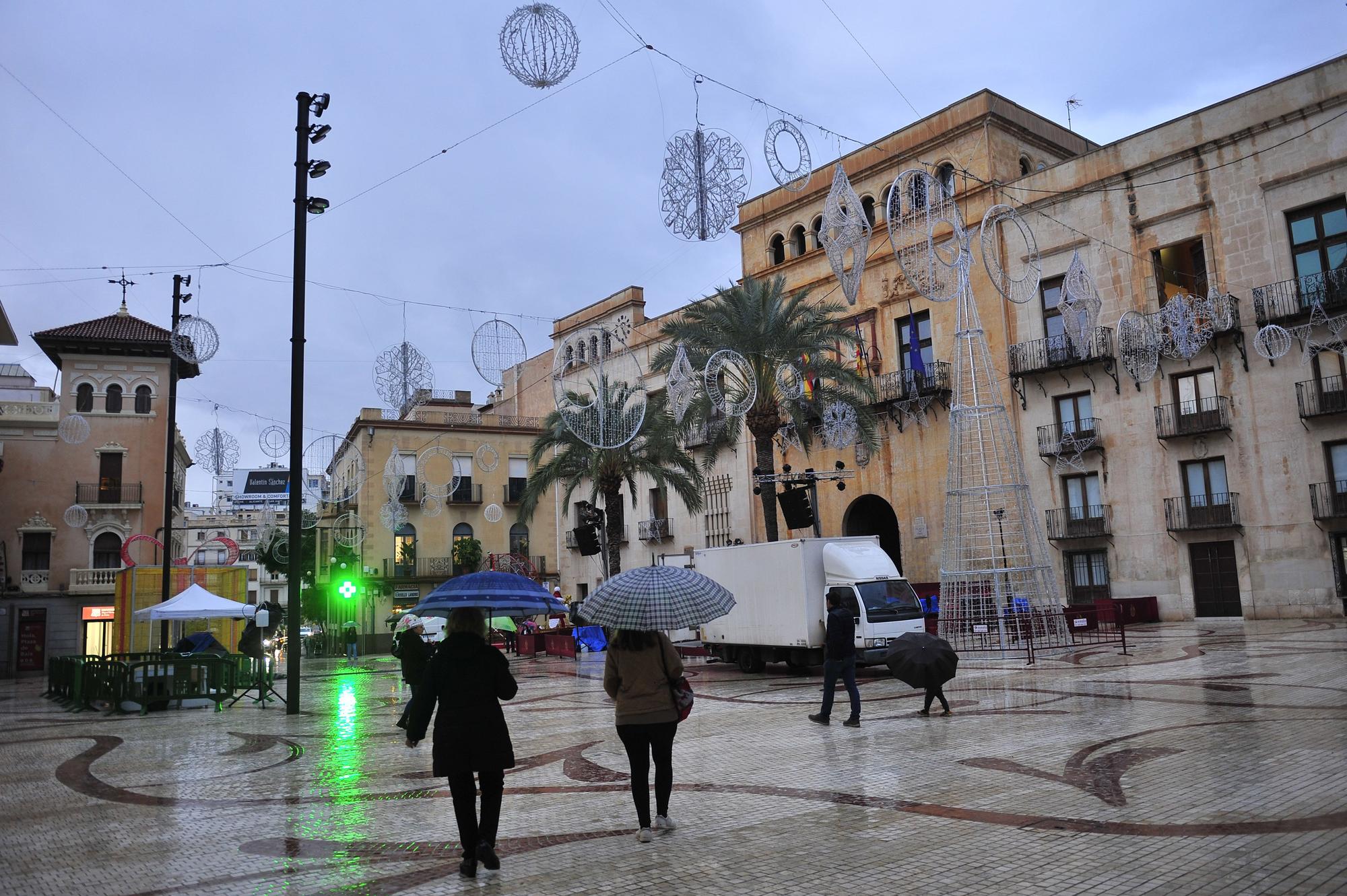 Elche enciende la Navidad con una gran "nevada" y... lluvia intermitente