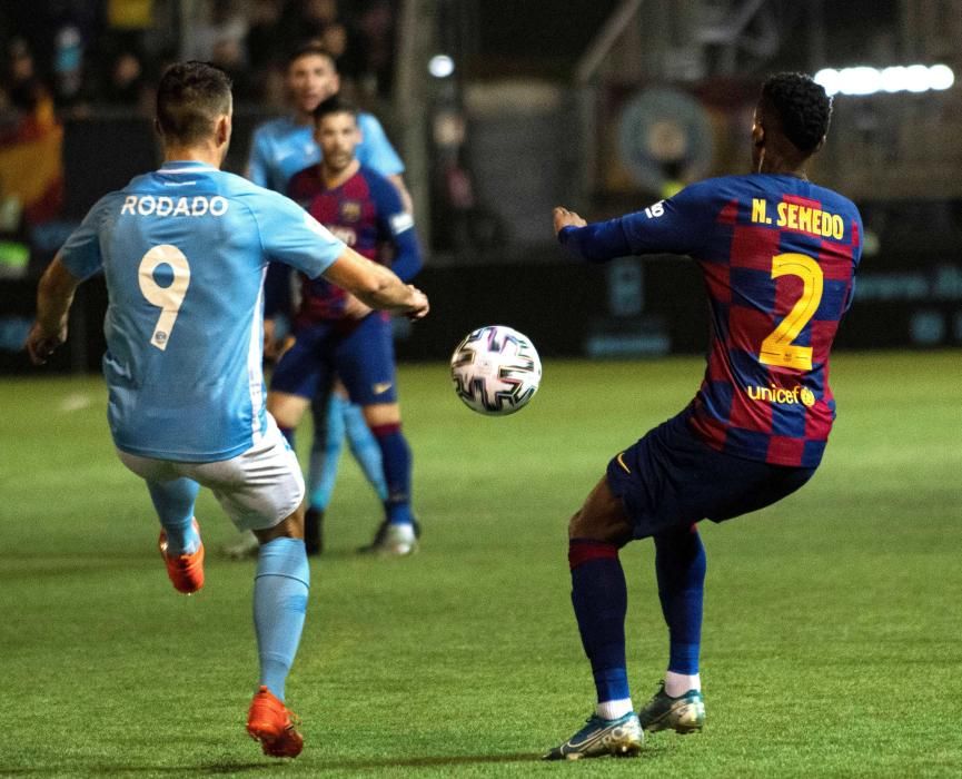 El delantero del Ibiza, Ángel Rodado (i) intenta controlar el balón ante el defensa portugués del Barcelona, Nelson Semedo