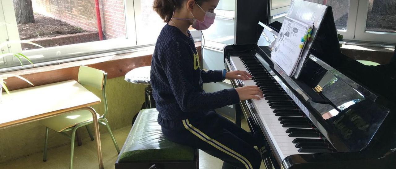 Una alumna de la escuela, durante la audición de piano.