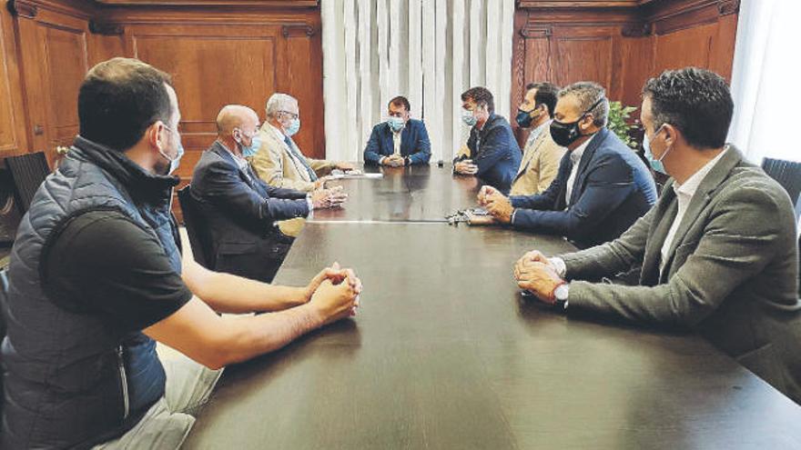 Un momento de la reunión mantenida ayer entre el Ayuntamiento de Santa Cruz y el sector de la construcción.