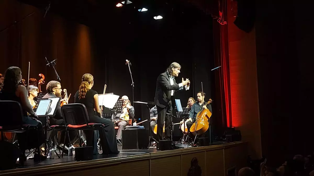 Torrelledó cierra el "Horacio Icasto" en Navia con un guiño a Valencia