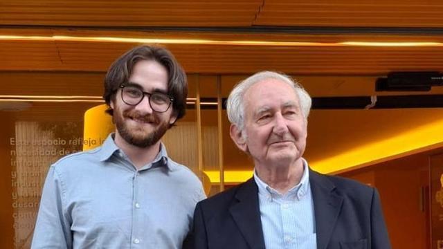 Gabriel Barceló Rico-Avello (derecha) y Guzmán López Barceló tras la presentación del libro Nueva Mecánica Celeste ayer en el COIIM.