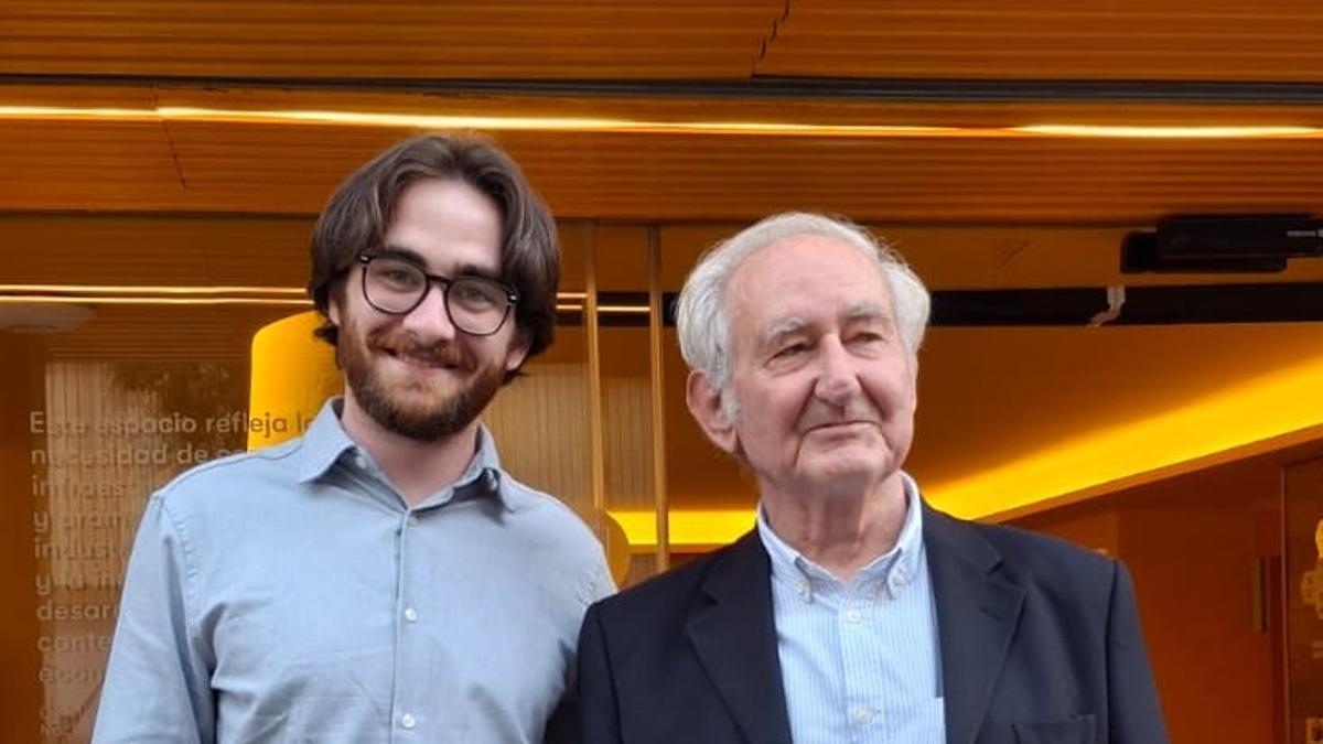 Gabriel Barceló Rico-Avello (derecha) y Guzmán López Barceló tras la presentación del libro Nueva Mecánica Celeste ayer en el COIIM.