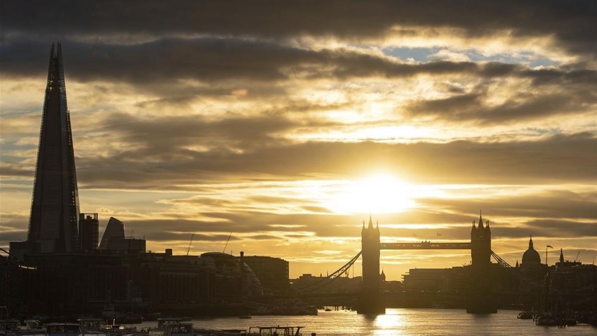 El sol se pone tras el 'skyline' londinense en un agosto sin turistas.