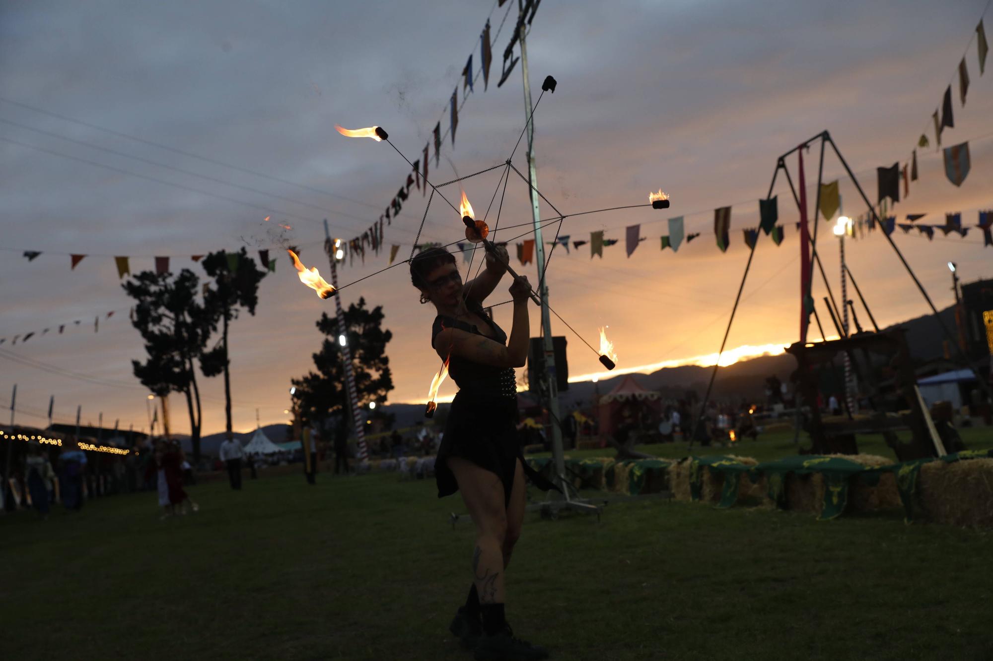 Exconxuraos hasta la bandera: espectacular noche en Llanera, con la gran cena medieval y la fiesta del fuego