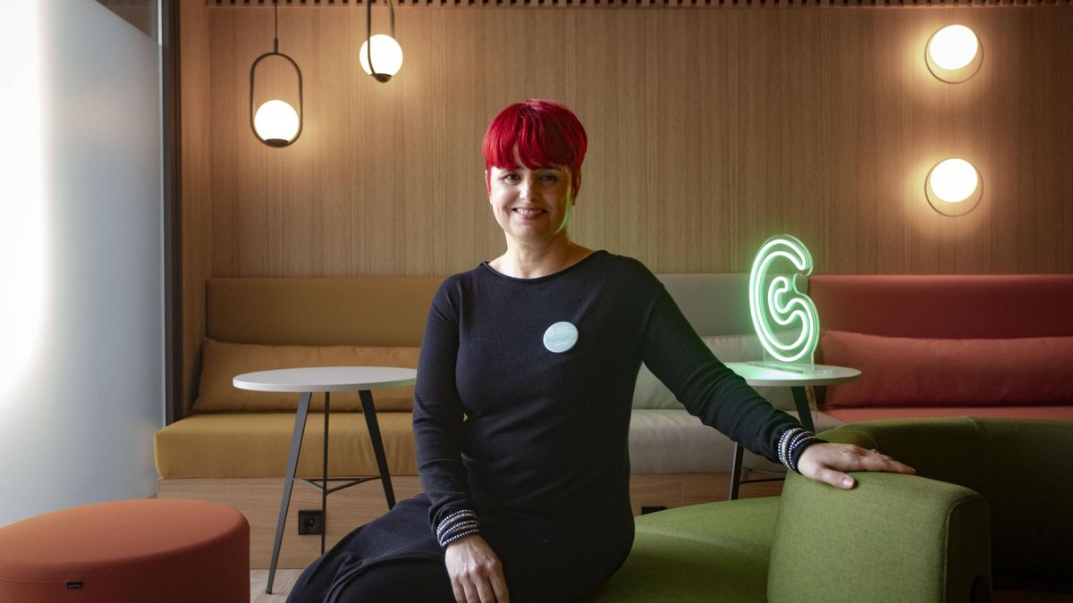 Miriam Maestro cuenta su experiencia con el cáncer de colon en las instalaciones de la AECC en València.