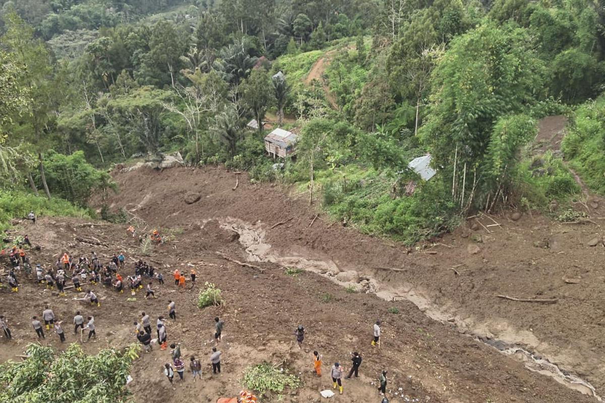 Mueren 19 personas por desprendimientos de tierra en Indonesia