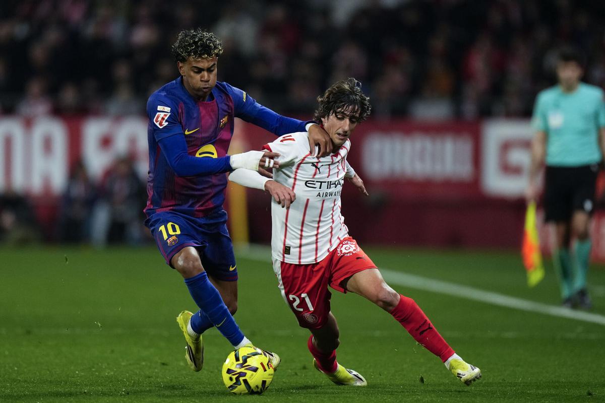 Lamine Yamal pugan con Bryan Gil.