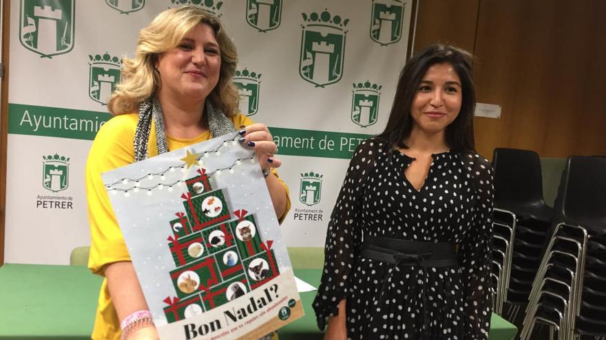 Silvia Rodríguez y Liliana Torres con el cartel de la campaña