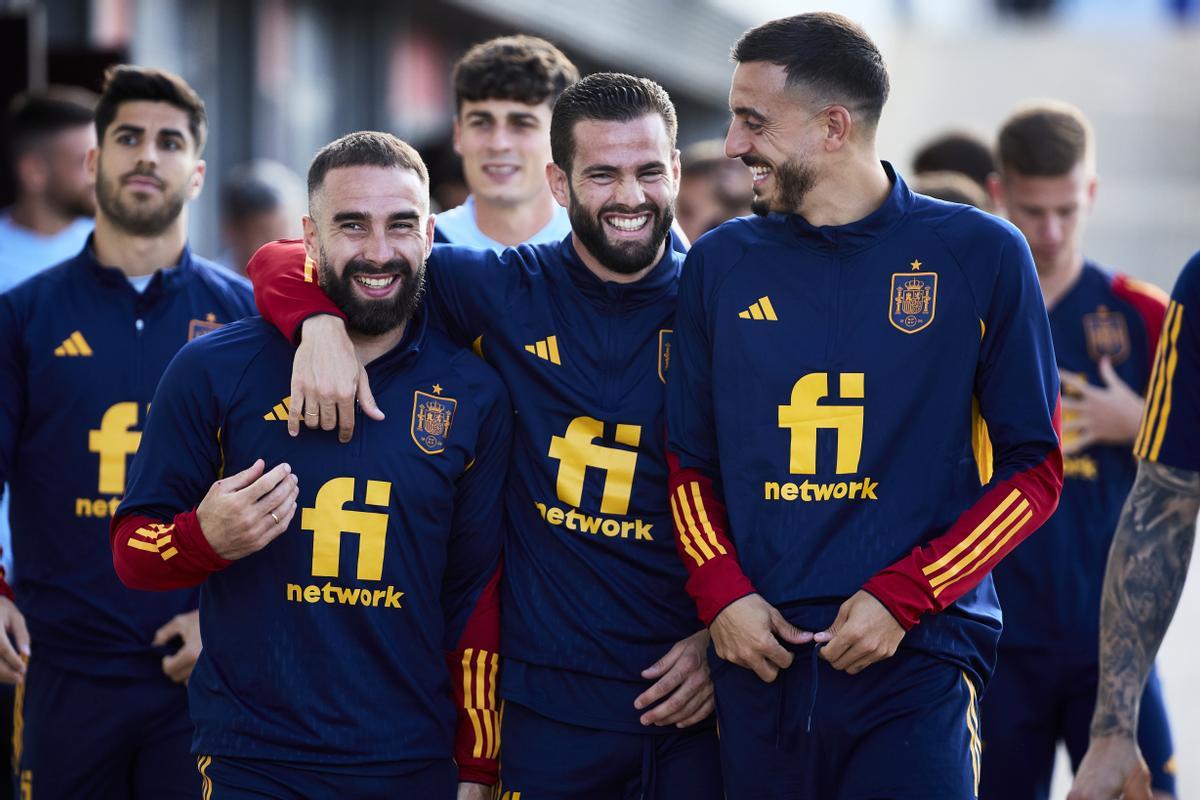 Dani Carvajal, Nacho García y Joselu Mato en la concentración de la selección española.