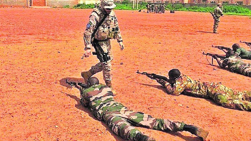 Varios militares de la Brigada Canarias XVI instruyen a soldados malienses.