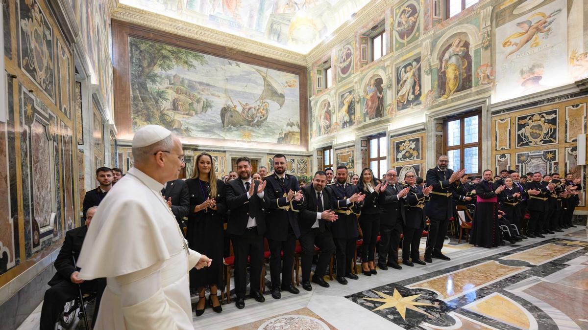 El papa León XIV recibe a una delegación de Alhaurín de la Torre por el 20 aniversario de la banda de Los Moraos.