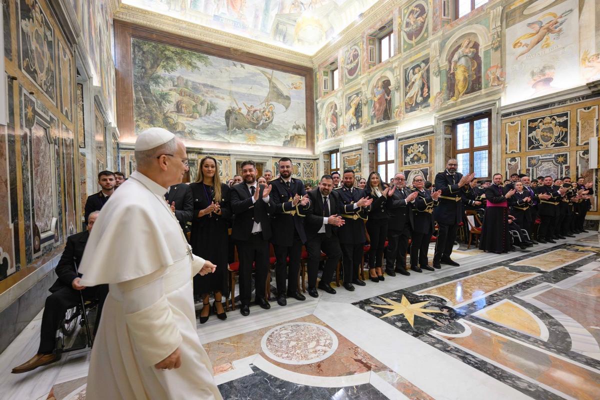 El papa León XIV recibe a una delegación de Alhaurín de la Torre por el 20 aniversario de la banda de Los Moraos.