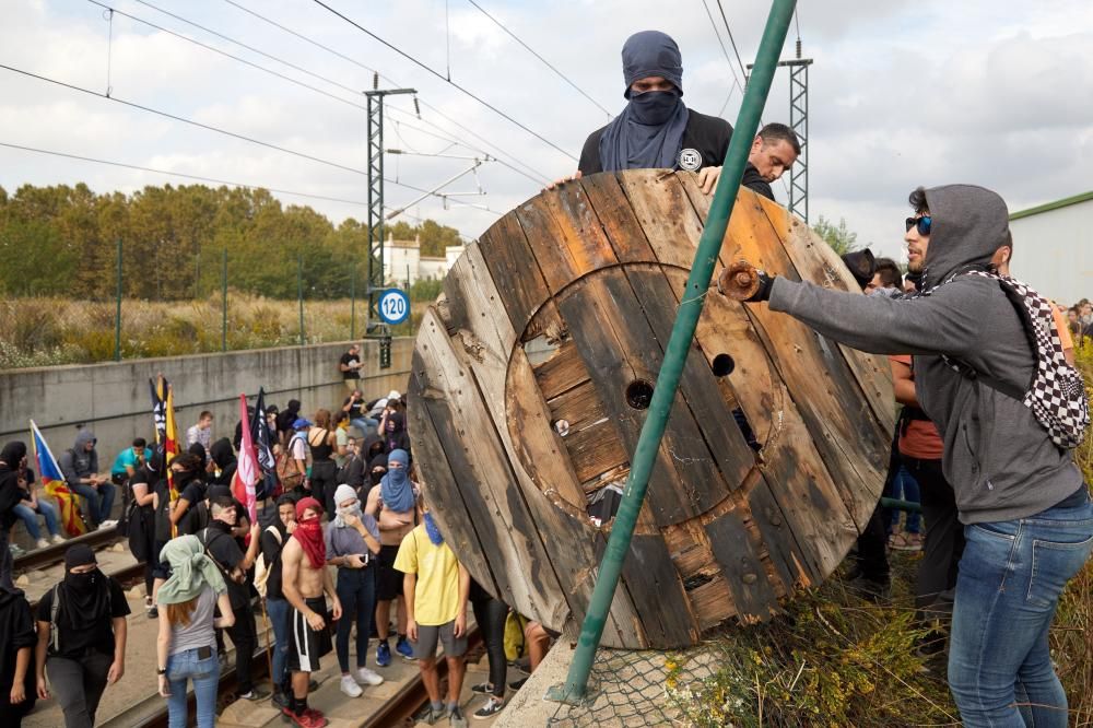 Tallen les vies del tren i el TAV a l'Avellaneda i fan barricades