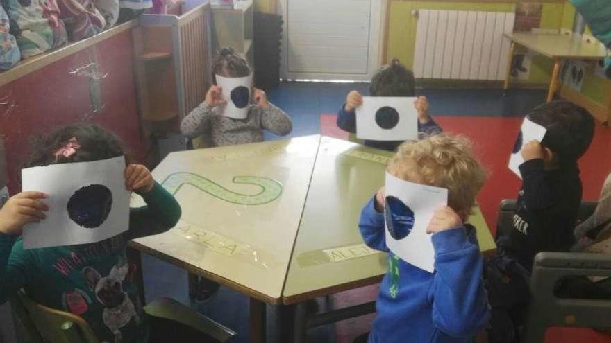 Varios niños realizan una actividad en la guardería municipal de Villaralbo.