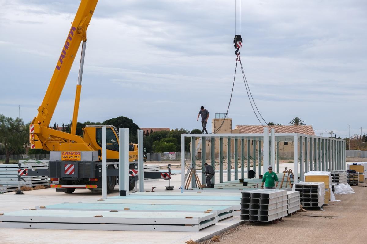 Instalación de las aulas prefabricadas del IES García Berlanga en diciembre pasado.