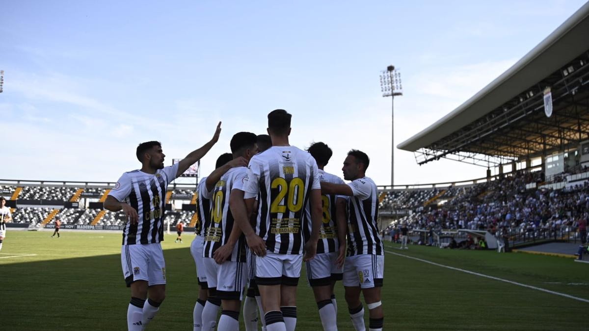 Los jugadores del Badajoz celebran el segundo tanto de la tarde ante el Mensajero.