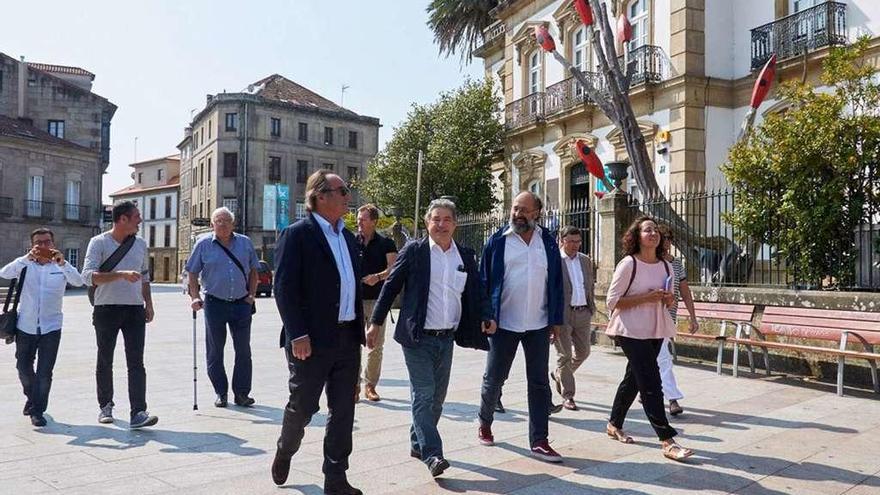 El alcalde (centro) acompaña al grupo de franceses, encabezados por François Commeinhes (izquierda). // Gustavo Santos