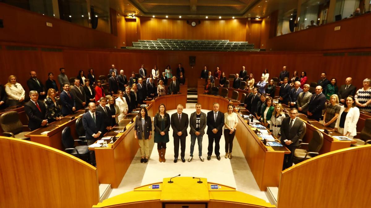 Foto de familia en el Pleno de las Cortes de Aragón.